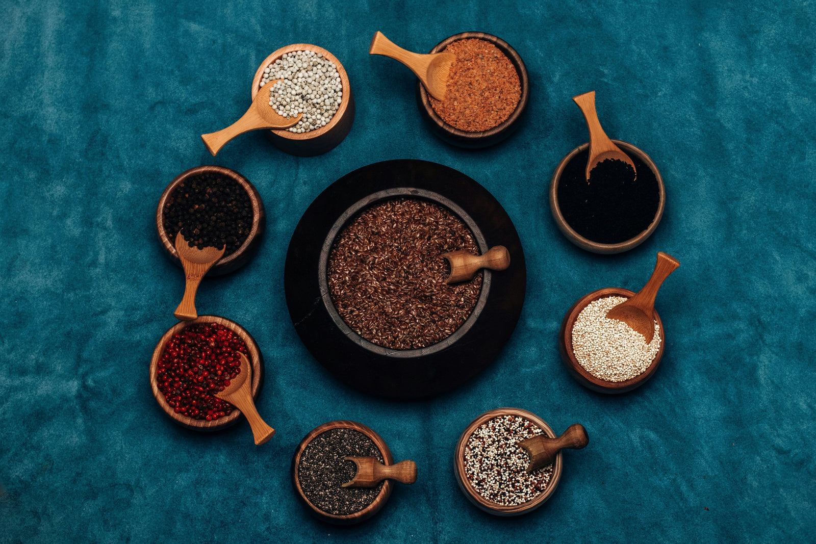 Les aliments riches en magnésium sont les graines, les oléagineux, le cacao en poudre, le chocolat noir à 70 %, les céréales complètes et les légumineuses.