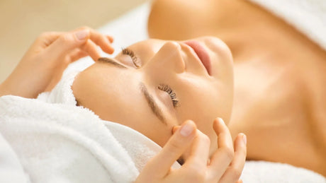 Comment le yoga facial peut-il compléter votre routine anti-âge ?