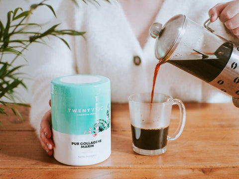 café au collagène versé dans une tasse